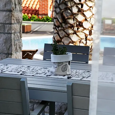 Diana - New Heated Pool Apartment